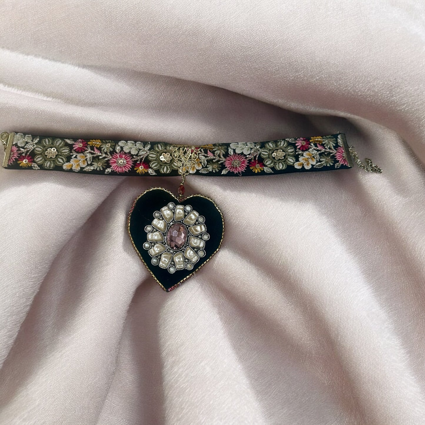 Amazing Velvet Pearl Brocade Heart Choker
